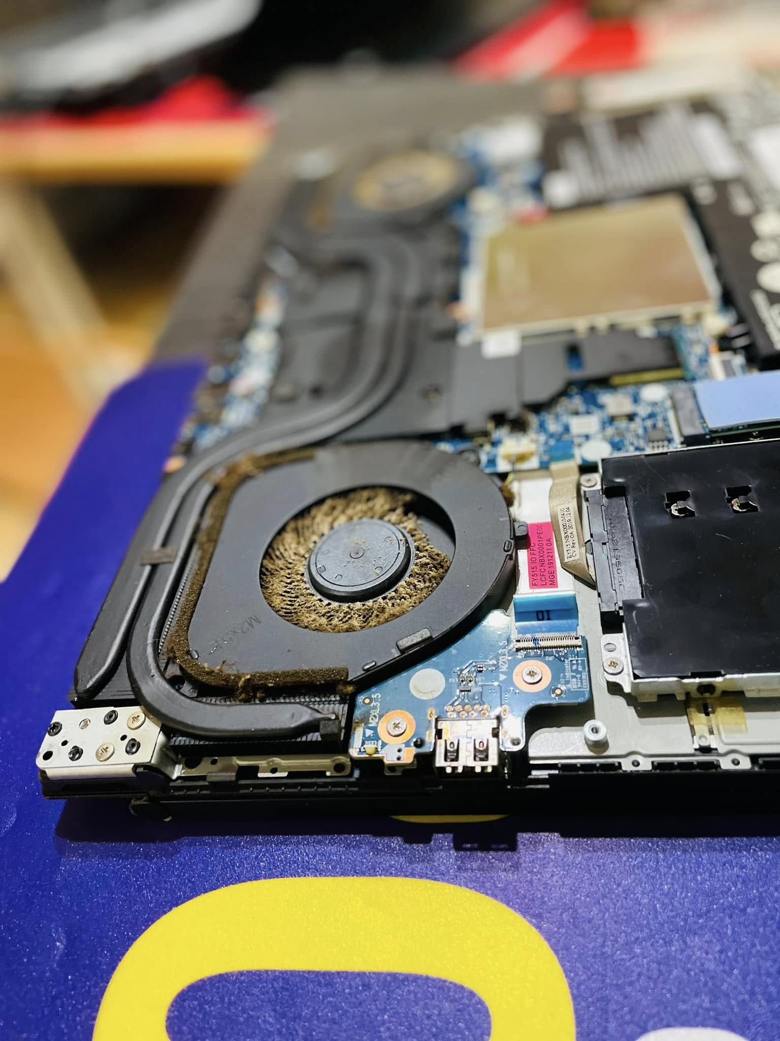 Wnętrze laptopa podczas czyszczenia chłodzenia